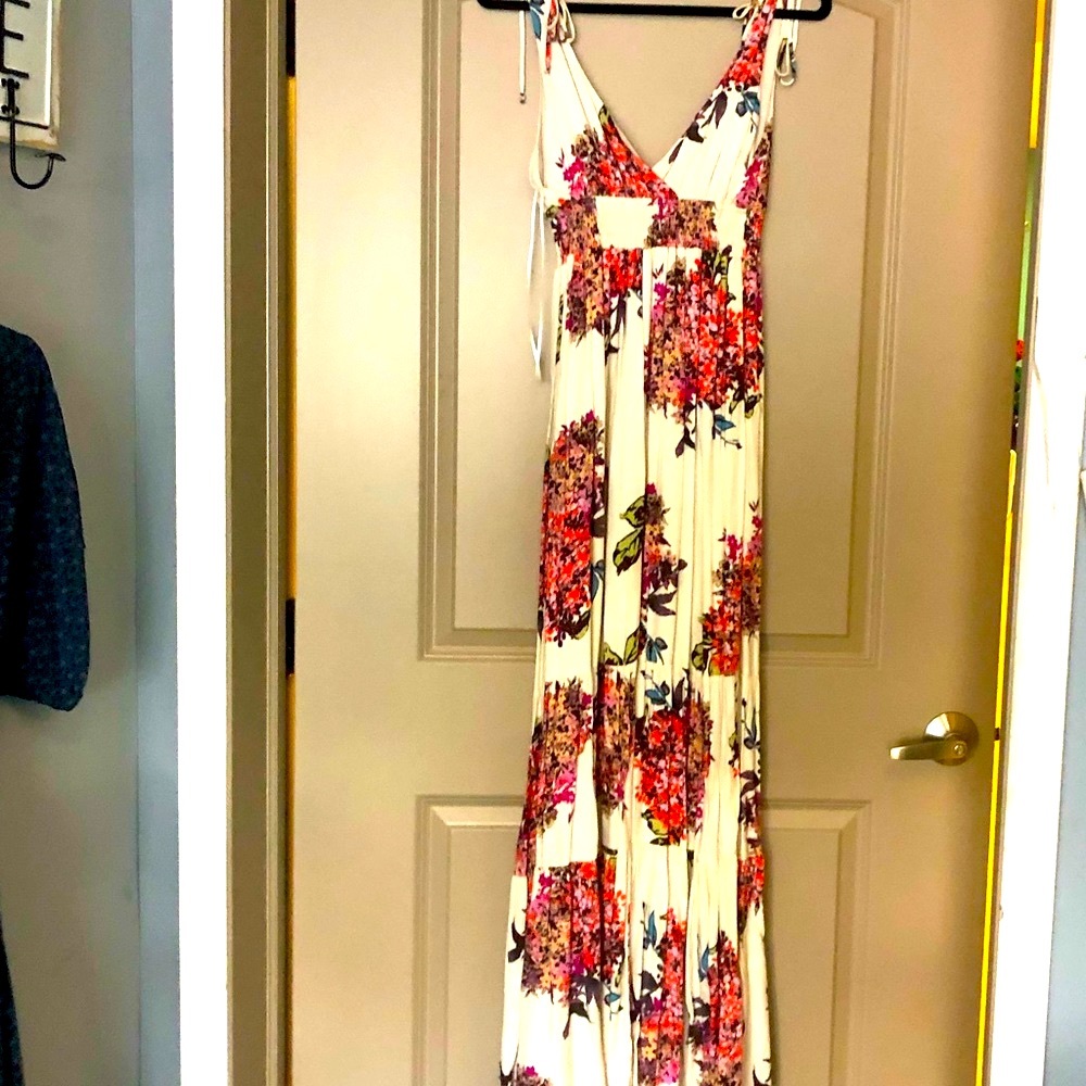 LoveStitch Flowered Maxi dress. Size Medium. NWT.
